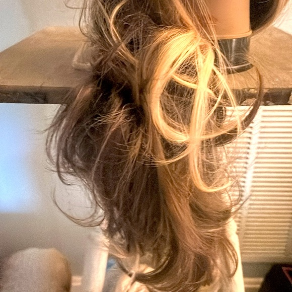 Stunning synthetic wig - Picture 5 of 9